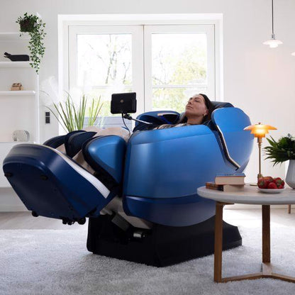 OGAWA Maestro Ai -hierontatuoli Cobalt Blue mallin kanssa zero gravity -asennossa